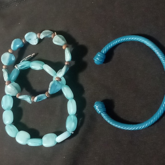 Blue twisted cable cuff bracelet & 2 expandable blue beaded bracelets. - Picture 7 of 10